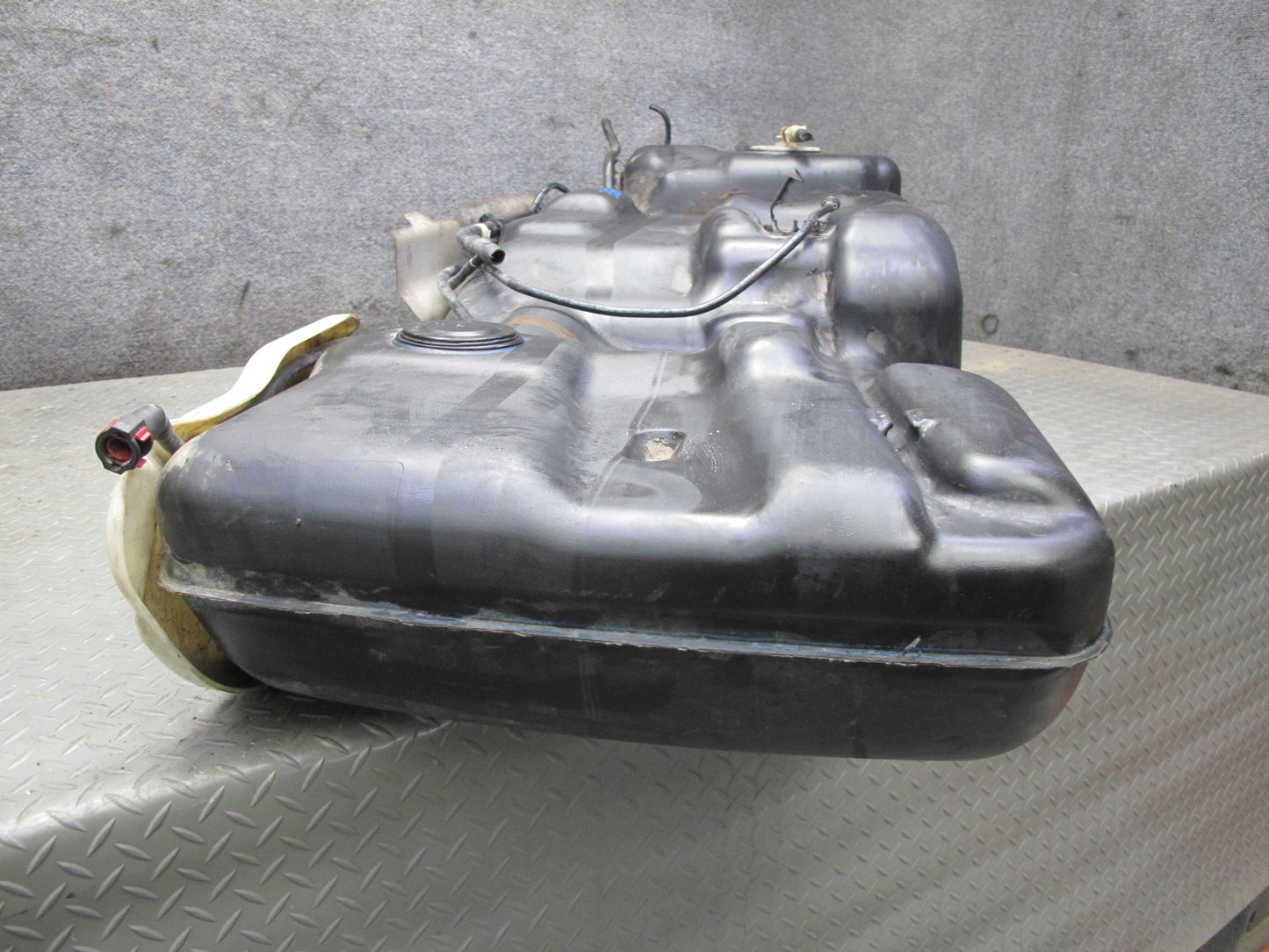 2009-2014 Cadillac Escalade Gas Fuel Tank Unit w Heat Shield 15823276