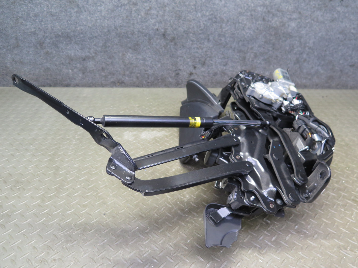 10-13 Lexus GSE20L IS350 IS250 Convertible Rear Left Trunk Lid Hinge w Motor OEM