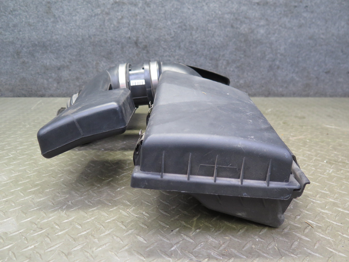 2004-2008 Cadillac XLR 4.6L V8 Air Intake Center Hose Pipe Duct Housing Assembly