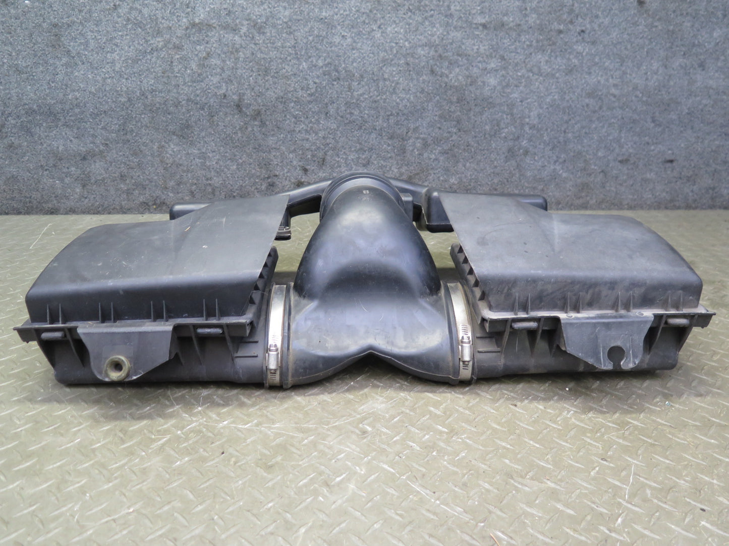 2004-2008 Cadillac XLR 4.6L V8 Air Intake Center Hose Pipe Duct Housing Assembly