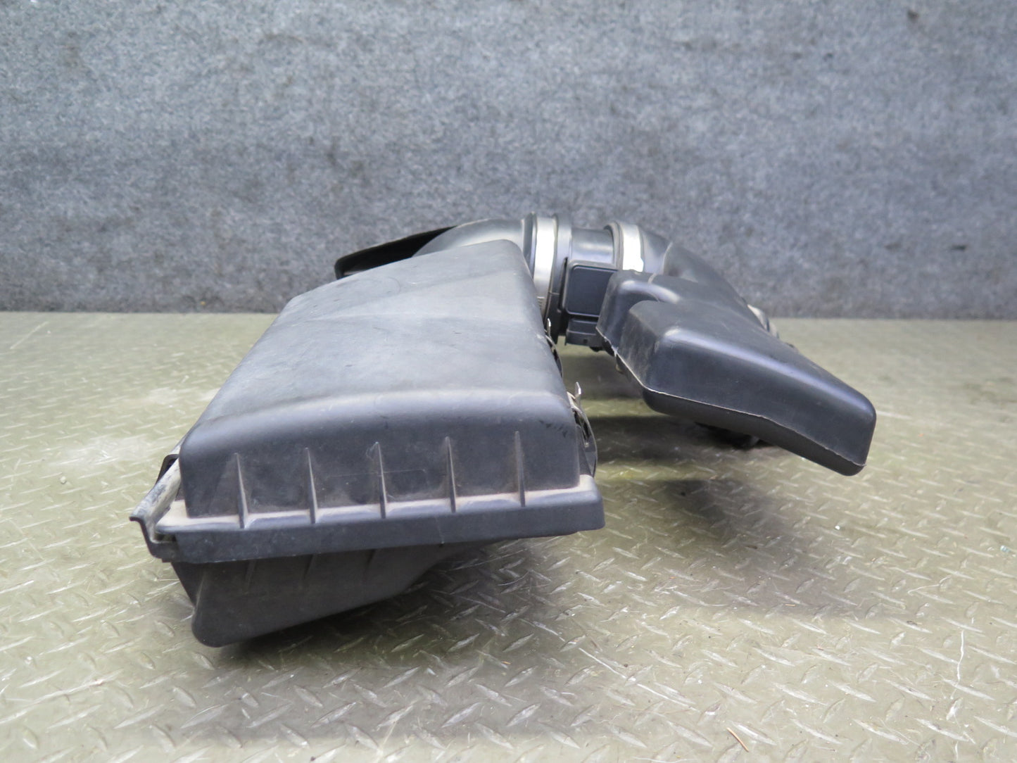 2004-2008 Cadillac XLR 4.6L V8 Air Intake Center Hose Pipe Duct Housing Assembly