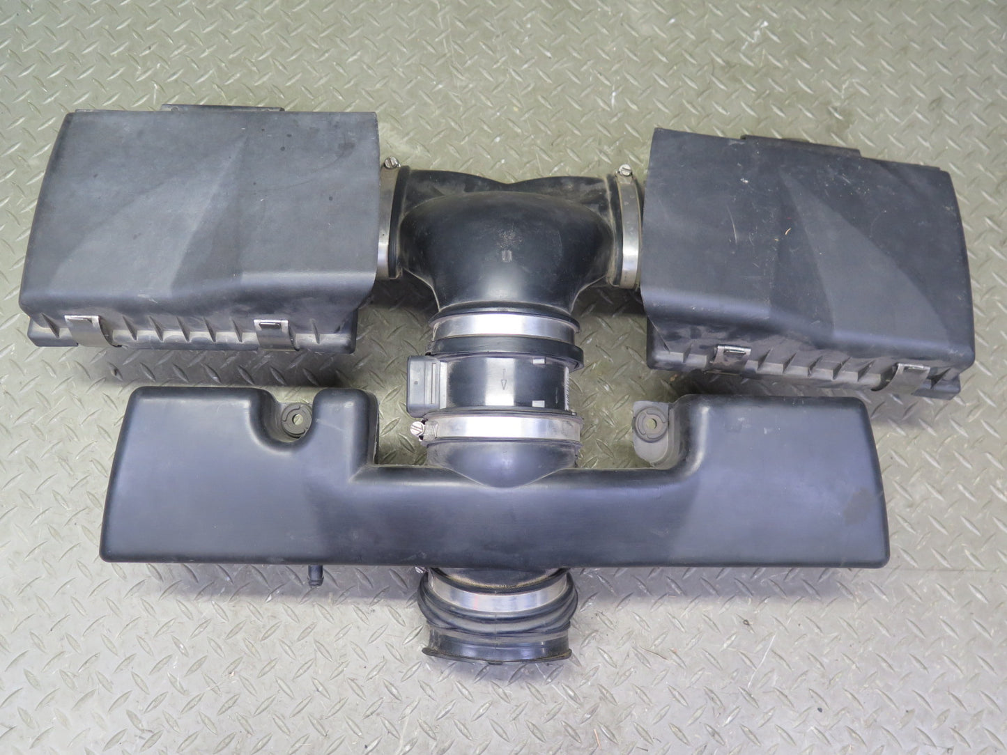 2004-2008 Cadillac XLR 4.6L V8 Air Intake Center Hose Pipe Duct Housing Assembly