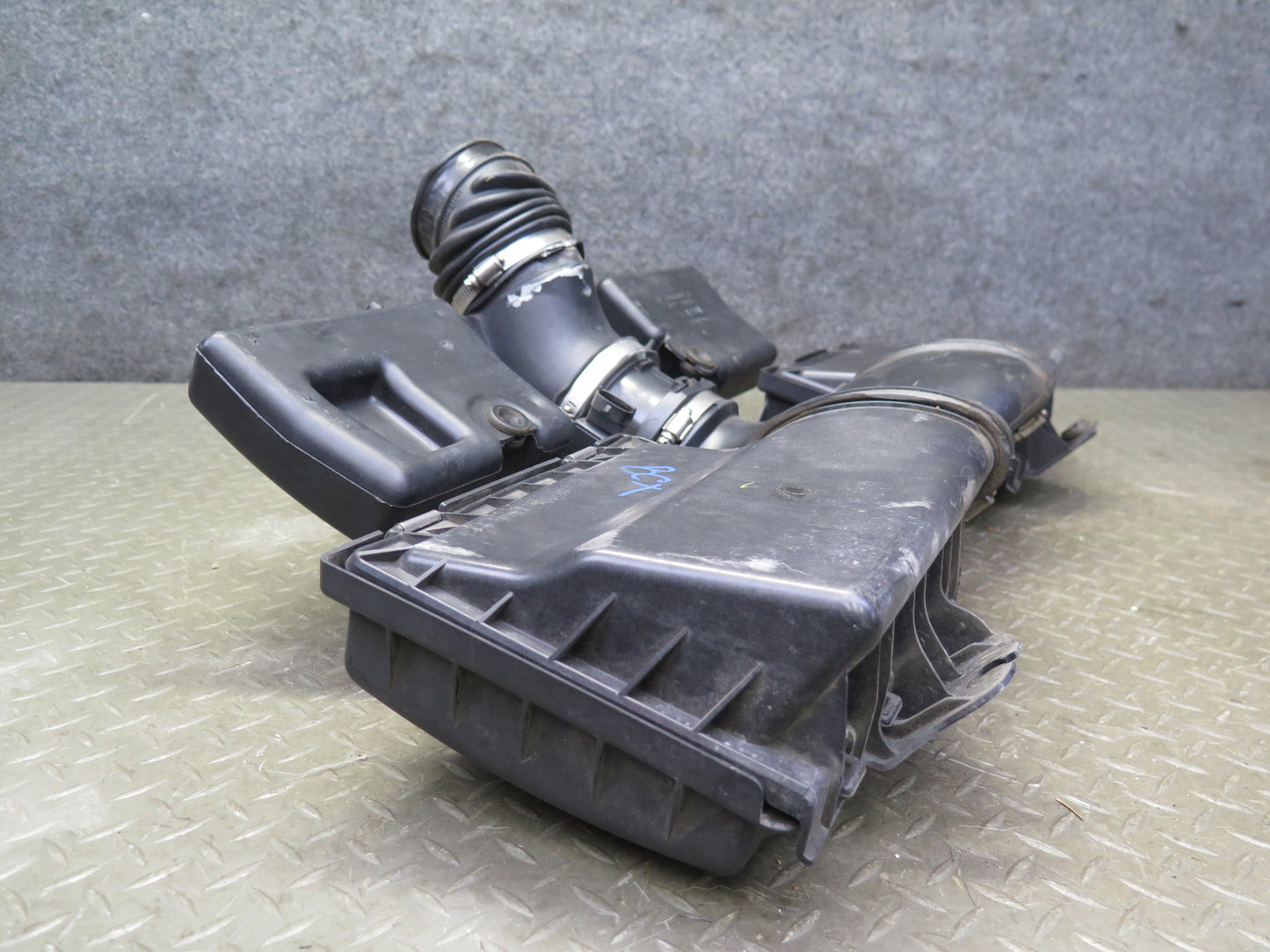 2004-2008 Cadillac XLR 4.6L V8 Air Intake Center Hose Pipe Duct Housing Assembly