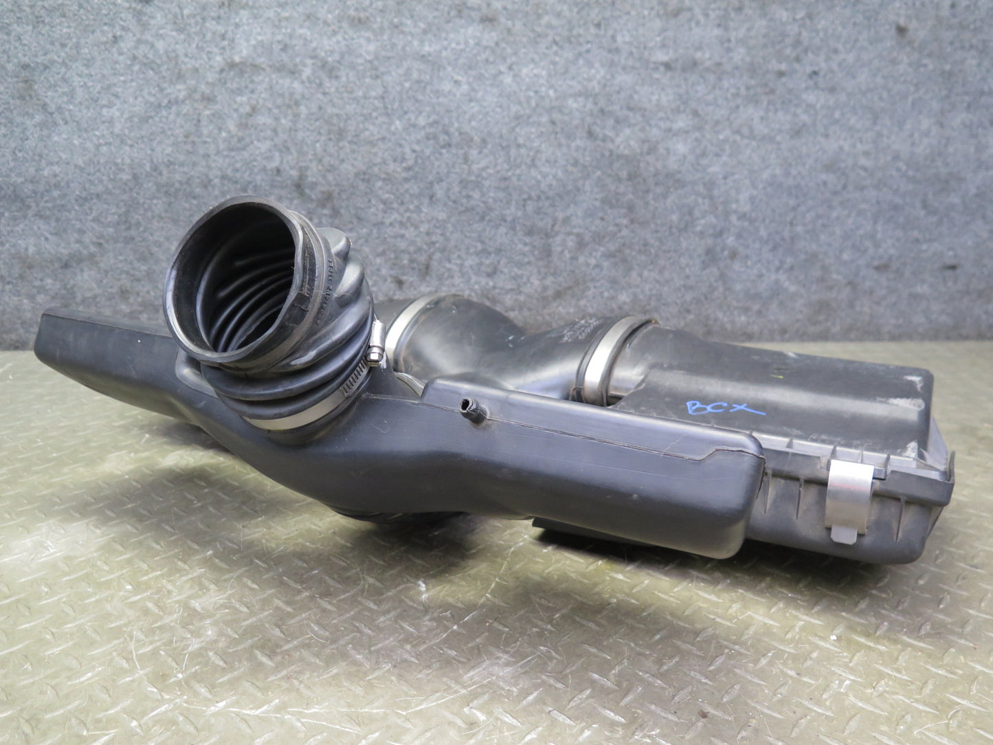 2004-2008 Cadillac XLR 4.6L V8 Air Intake Center Hose Pipe Duct Housing Assembly