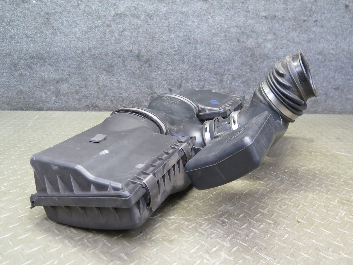 2004-2008 Cadillac XLR 4.6L V8 Air Intake Center Hose Pipe Duct Housing Assembly