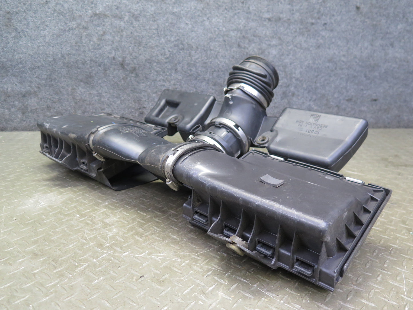 2004-2008 Cadillac XLR 4.6L V8 Air Intake Center Hose Pipe Duct Housing Assembly
