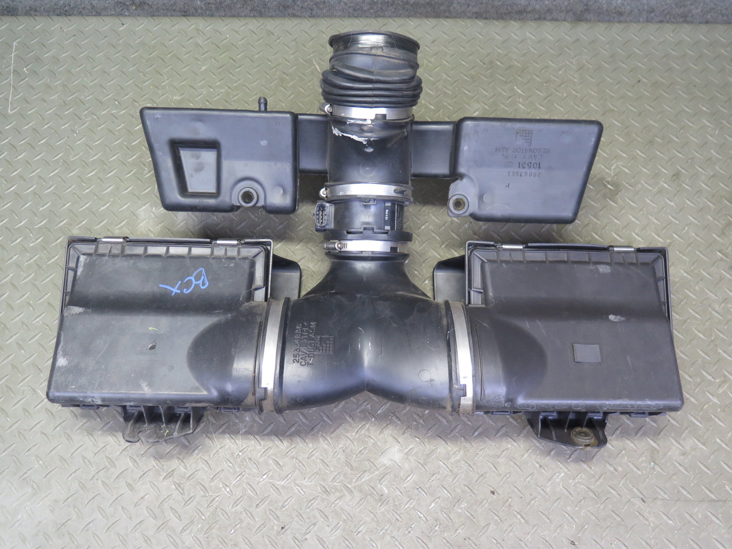 2004-2008 Cadillac XLR 4.6L V8 Air Intake Center Hose Pipe Duct Housing Assembly