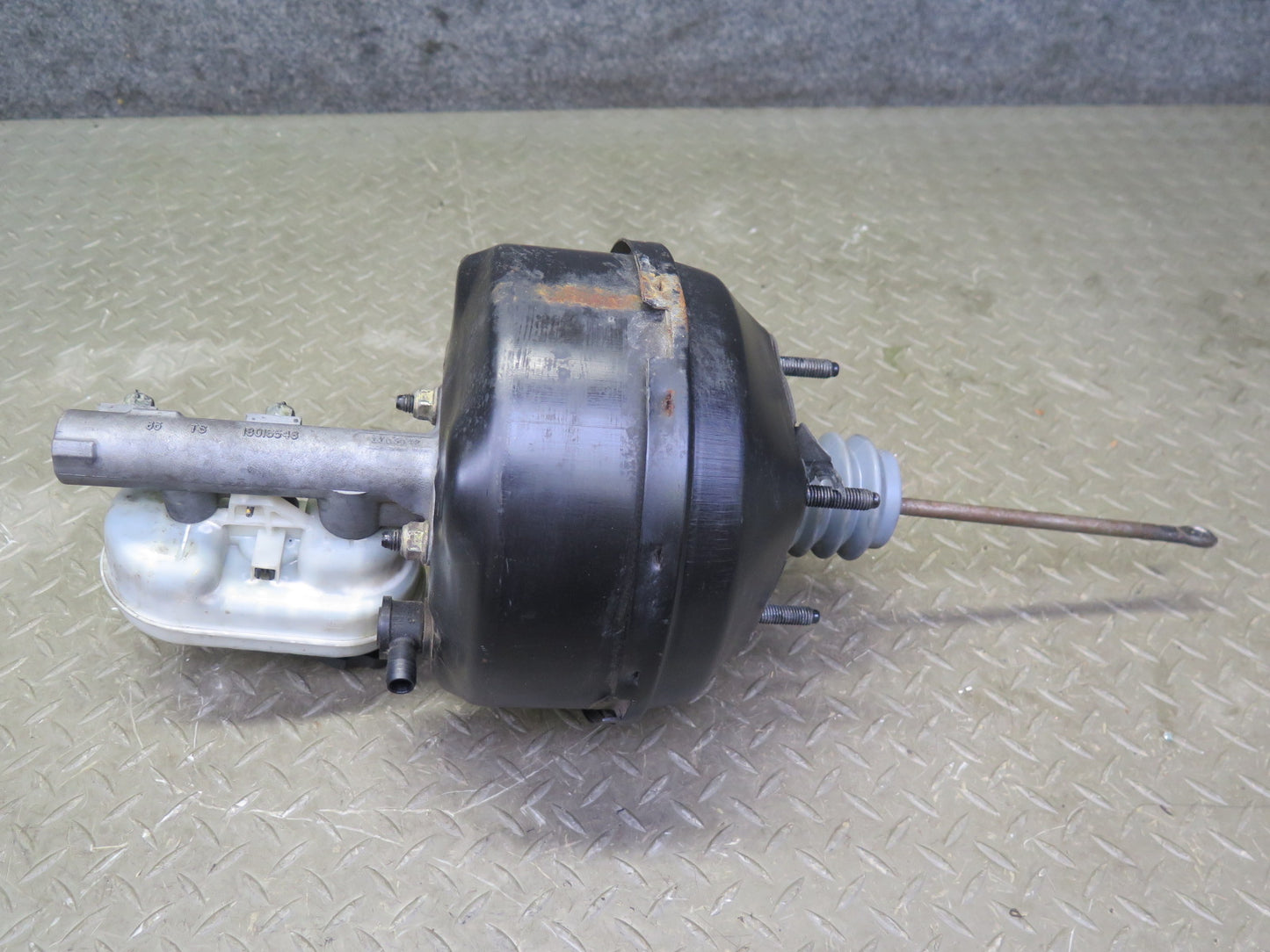 2004-2008 Cadillac XLR Power Brake Booster Master Cylinder Fluid Reservoir