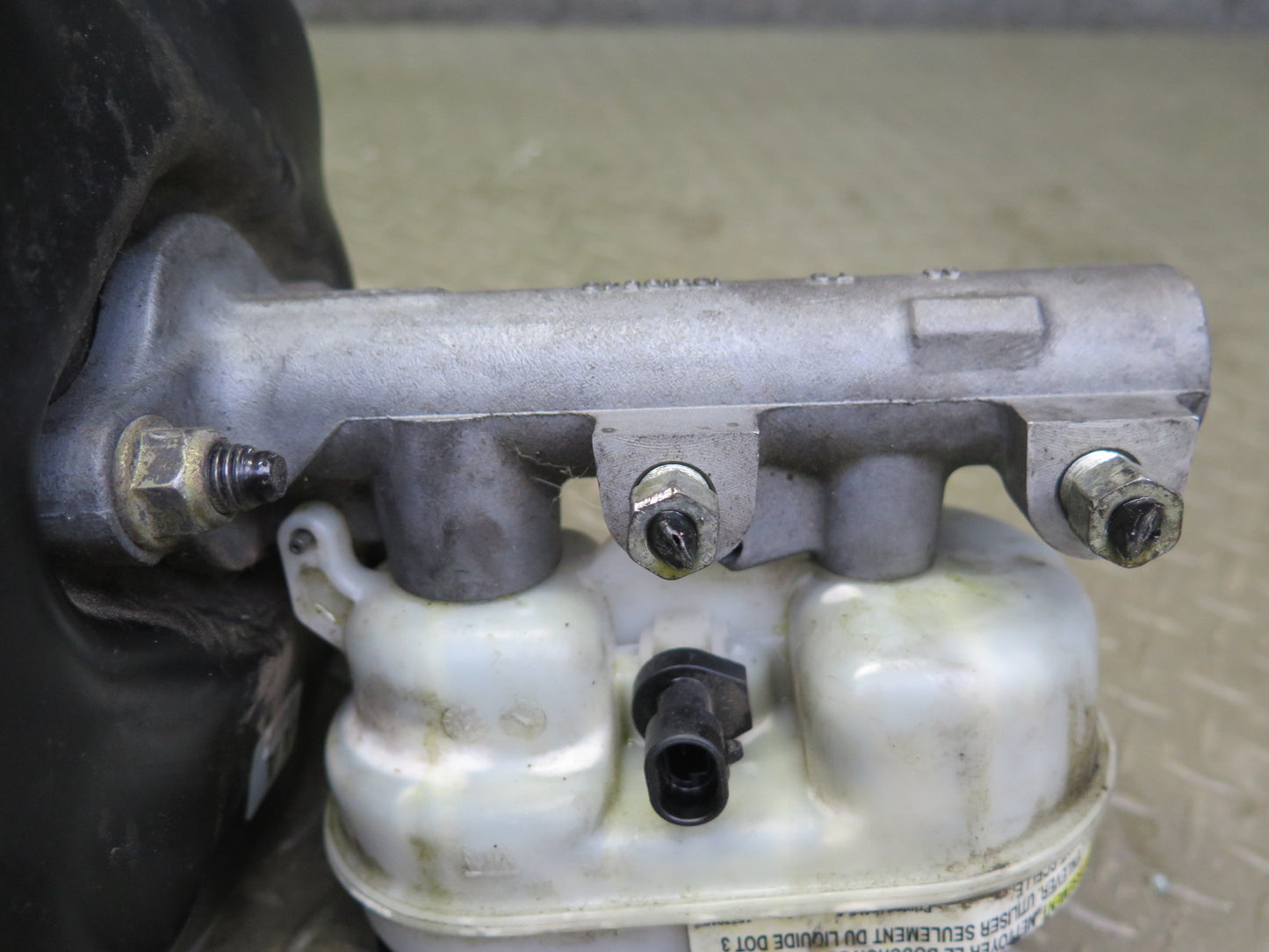 2004-2008 Cadillac XLR Power Brake Booster Master Cylinder Fluid Reservoir