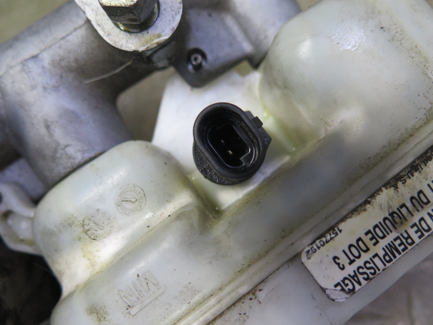 2004-2008 Cadillac XLR Power Brake Booster Master Cylinder Fluid Reservoir