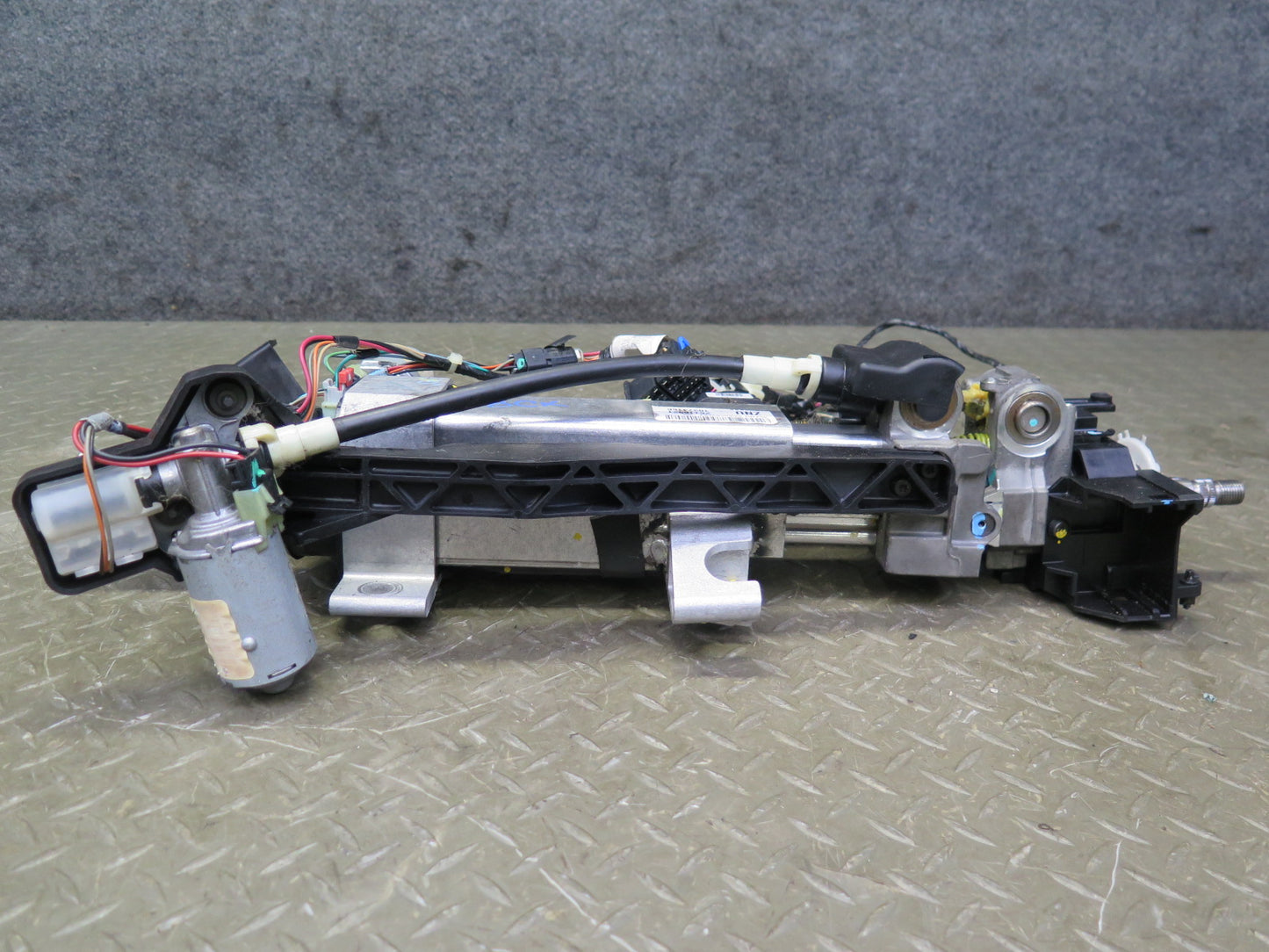 2005-2007 Cadillac XLR Steering Column W/ Adjust Motors Assembly