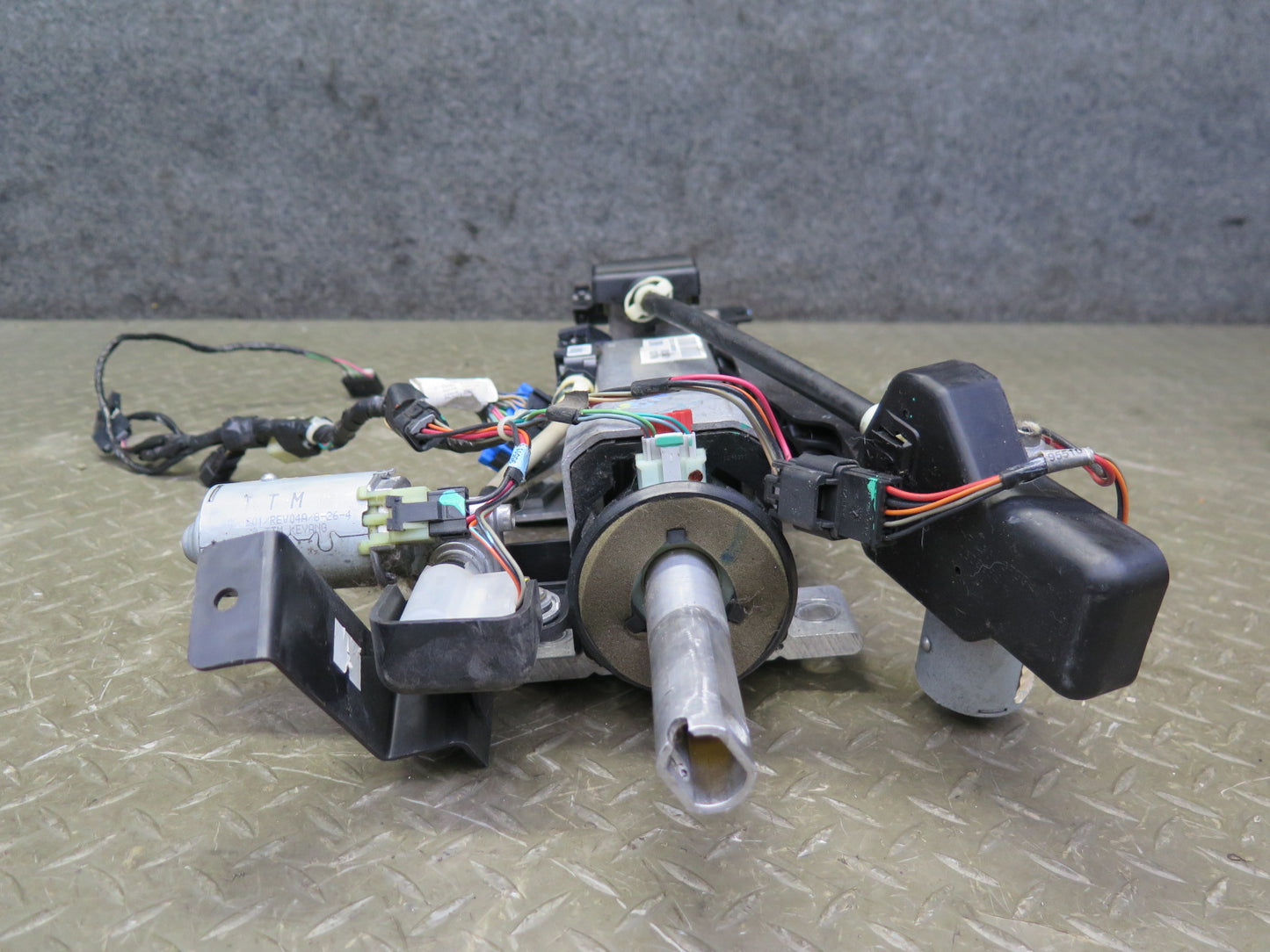2005-2007 Cadillac XLR Steering Column W/ Adjust Motors Assembly