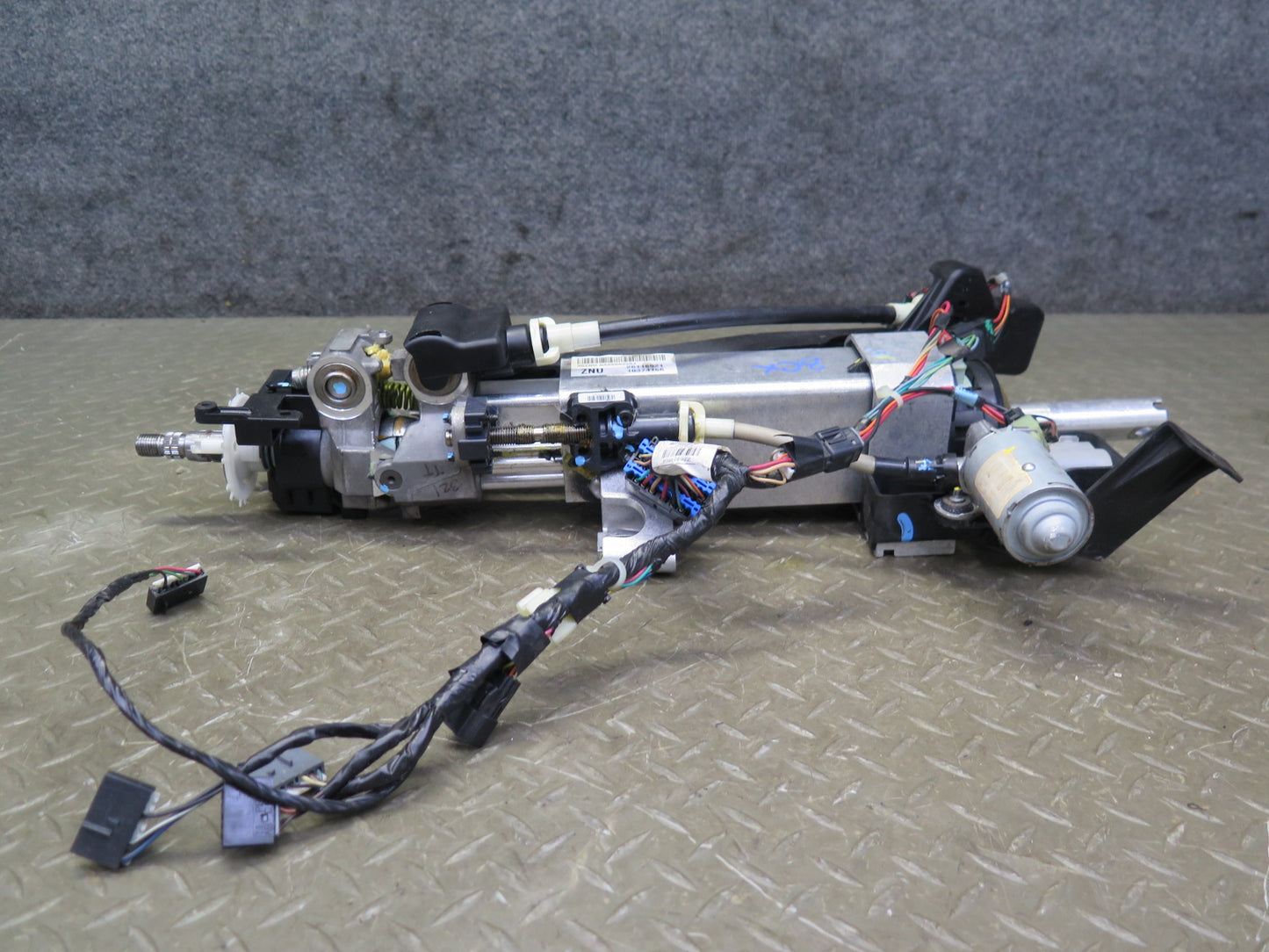 2005-2007 Cadillac XLR Steering Column W/ Adjust Motors Assembly