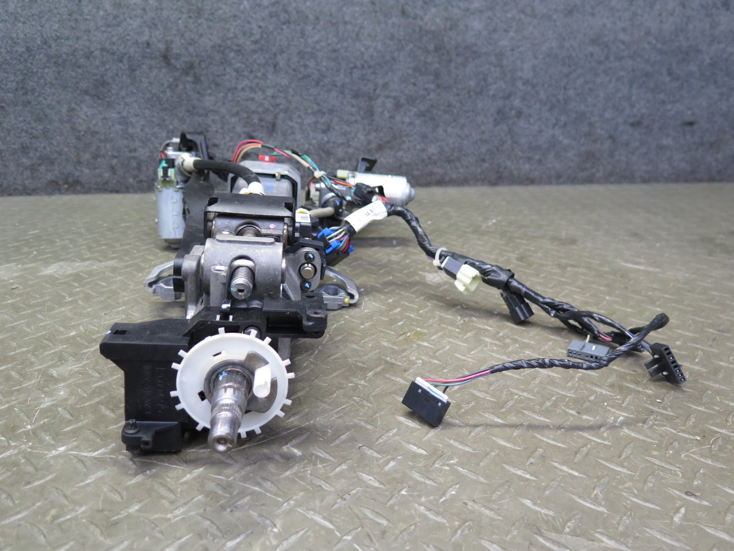 2005-2007 Cadillac XLR Steering Column W/ Adjust Motors Assembly