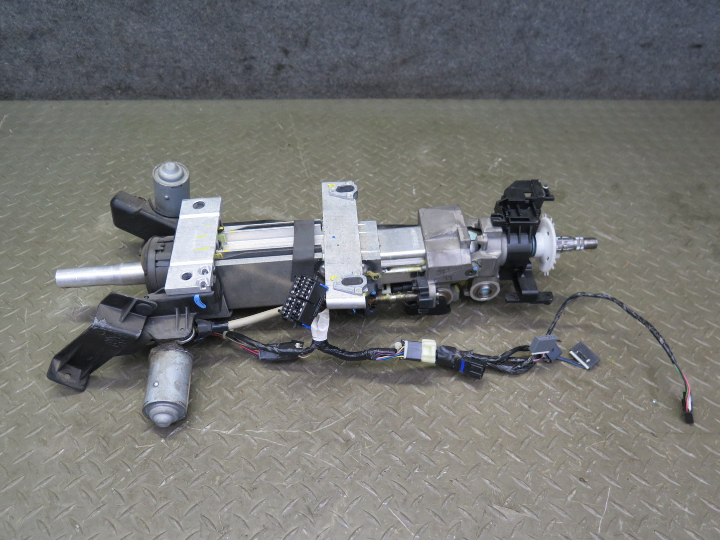2005-2007 Cadillac XLR Steering Column W/ Adjust Motors Assembly