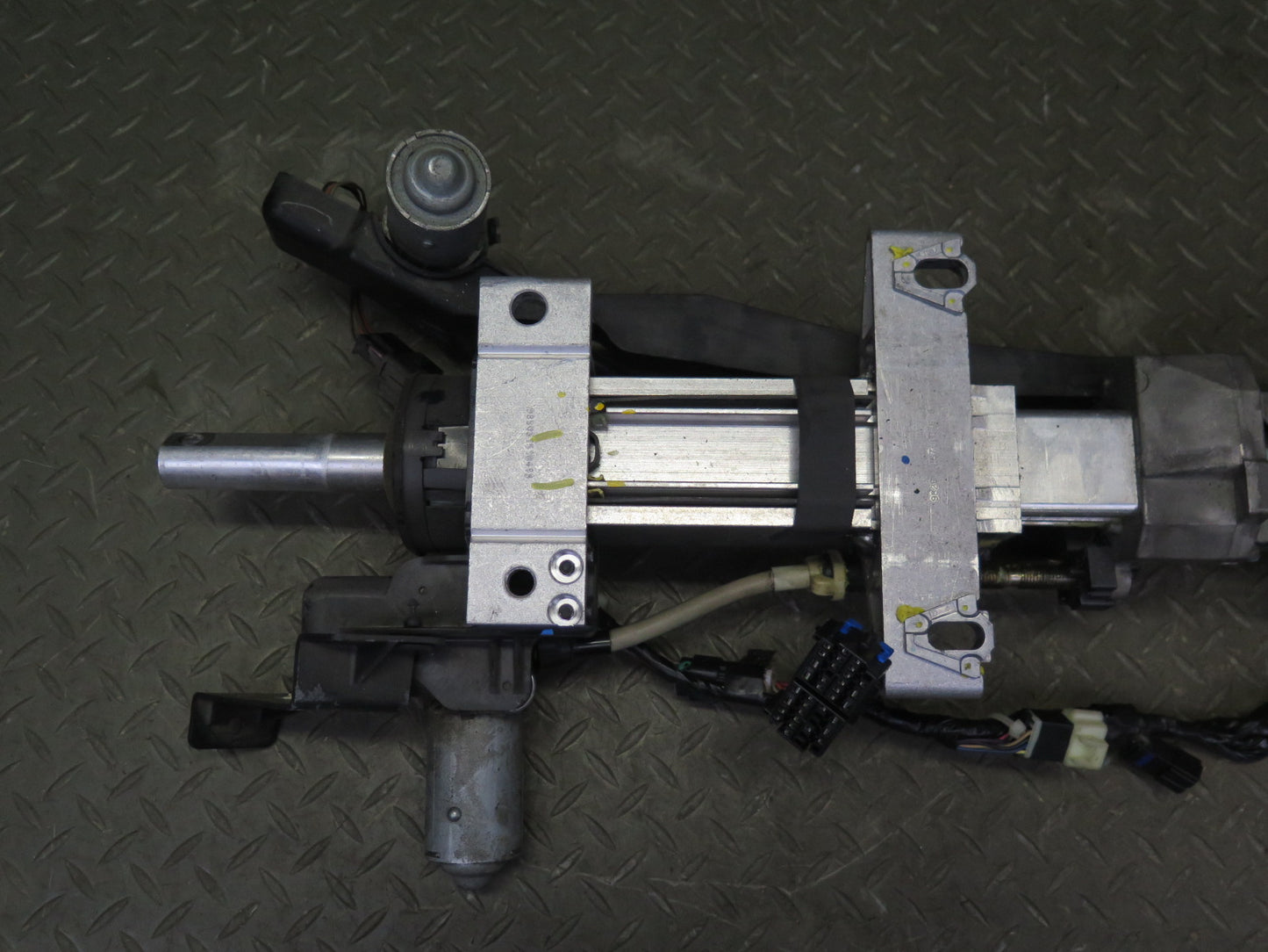 2005-2007 Cadillac XLR Steering Column W/ Adjust Motors Assembly