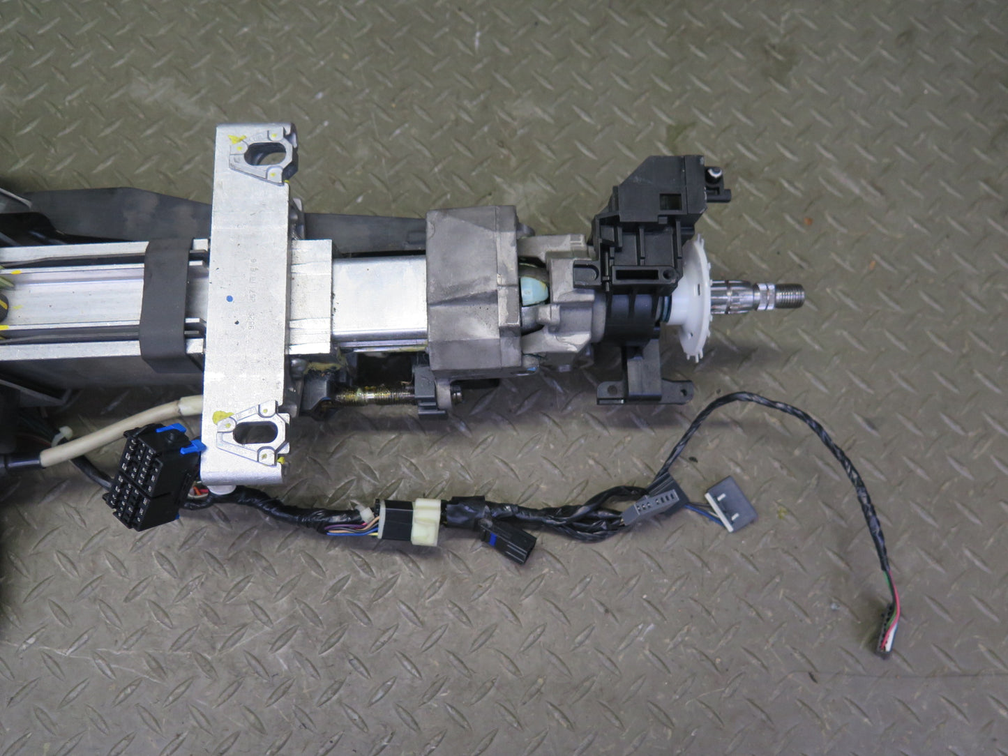 2005-2007 Cadillac XLR Steering Column W/ Adjust Motors Assembly