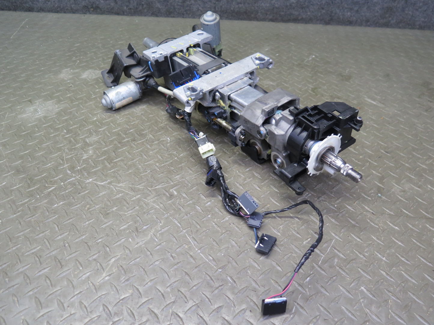 2005-2007 Cadillac XLR Steering Column W/ Adjust Motors Assembly