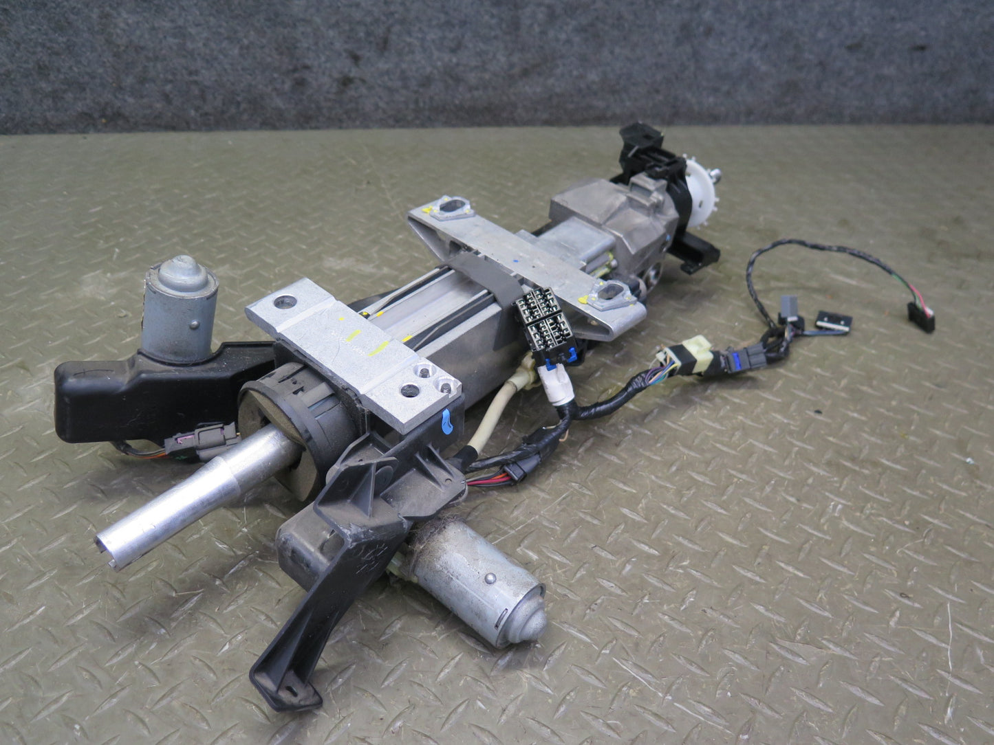 2005-2007 Cadillac XLR Steering Column W/ Adjust Motors Assembly