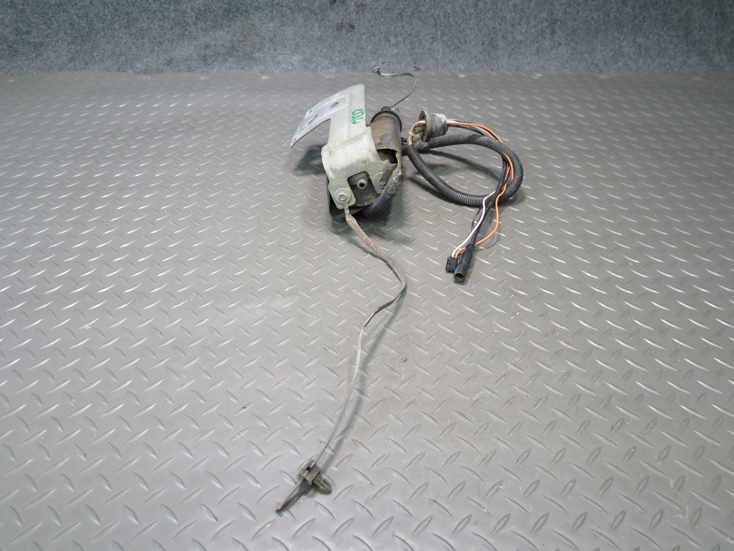 90-93 Chevrolet Corvette C4 Radio Power Antenna Assembly OEM