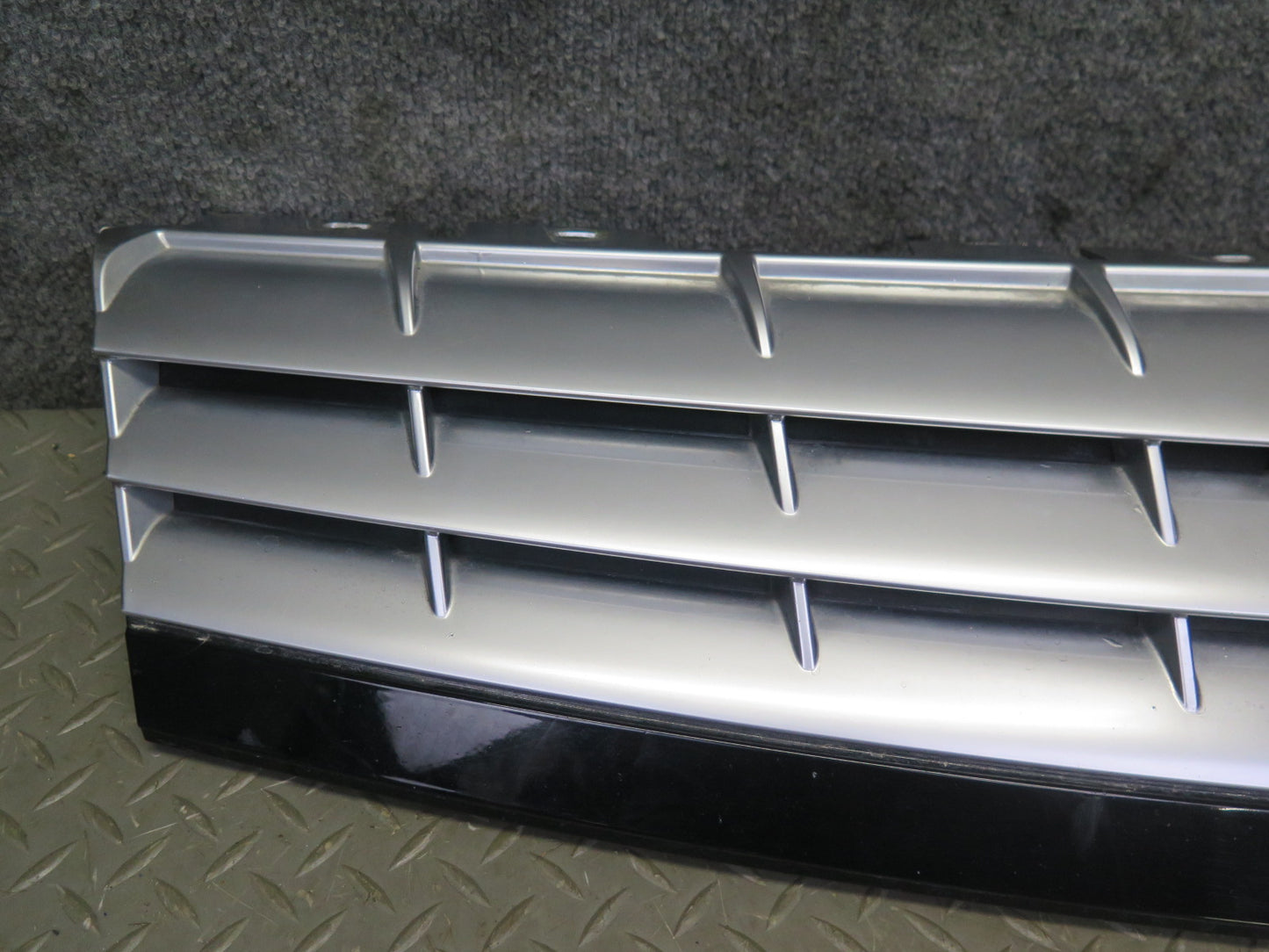 2004-2008 Cadillac XLR Front Bumper Hood Radiator Grille 10348679