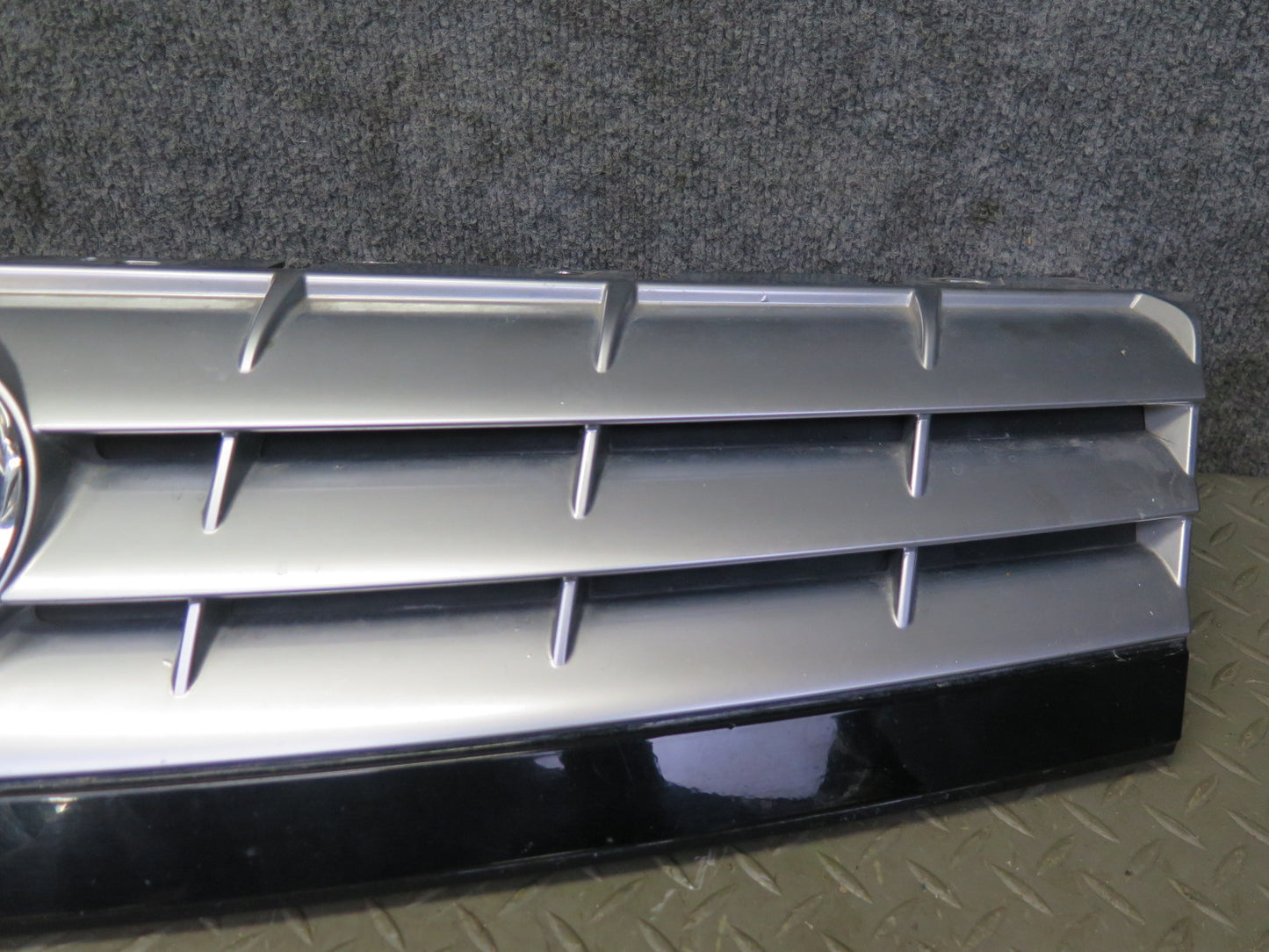 2004-2008 Cadillac XLR Front Bumper Hood Radiator Grille 10348679
