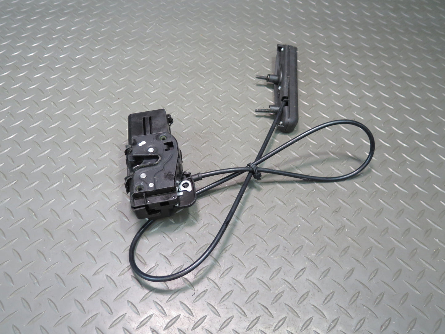 2004-2009 Cadillac XLR Right Passenger Side Door Lock Latch W/ Handle & Cable
