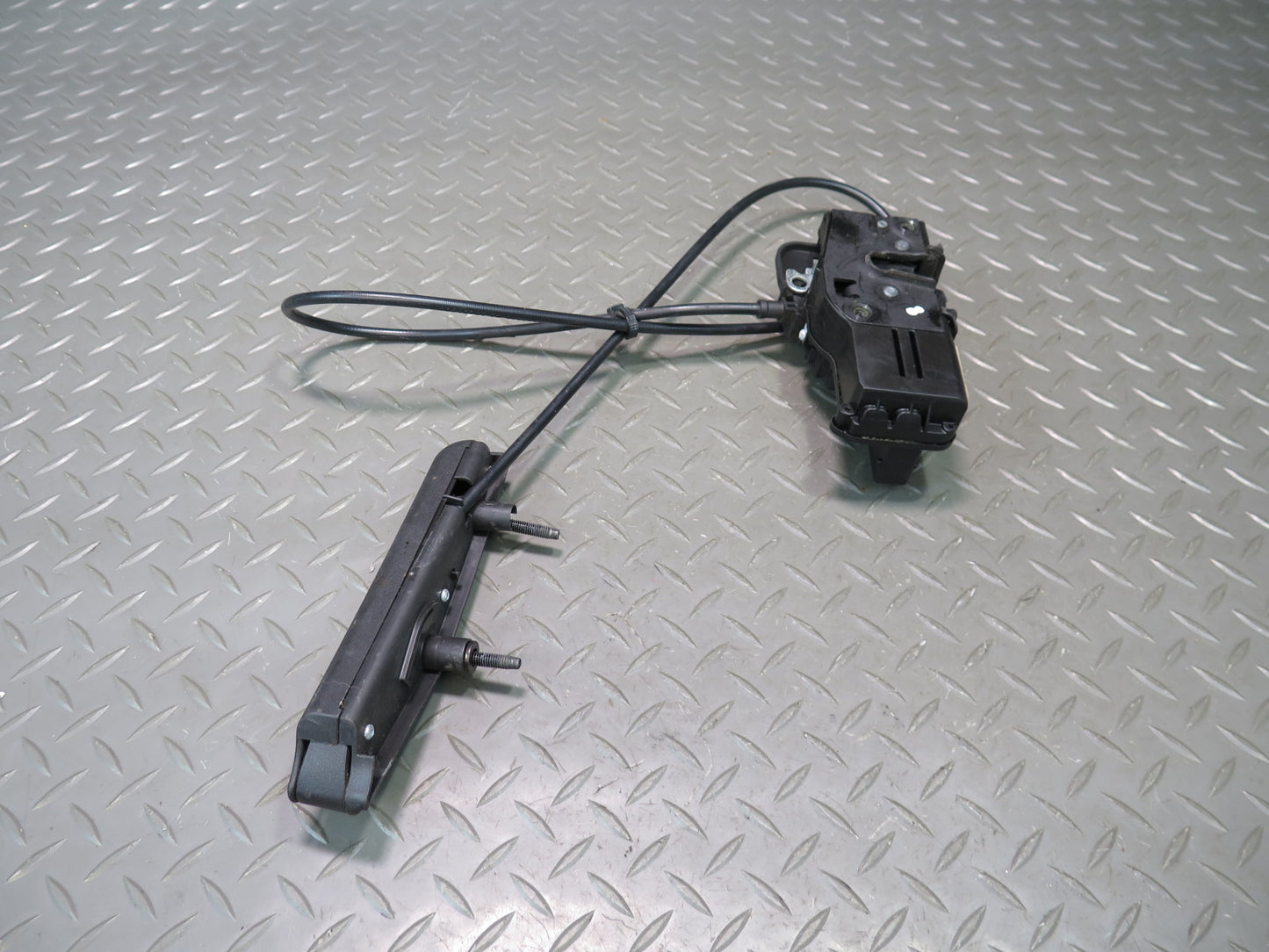 2004-2009 Cadillac XLR Right Passenger Side Door Lock Latch W/ Handle & Cable