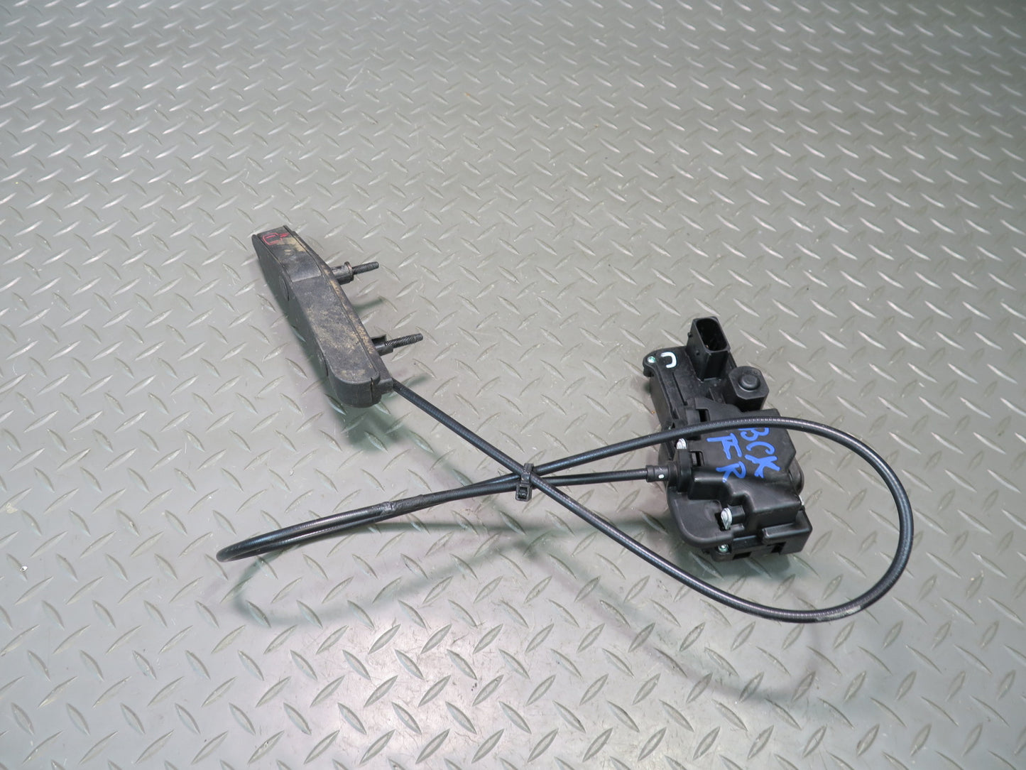 2004-2009 Cadillac XLR Right Passenger Side Door Lock Latch W/ Handle & Cable