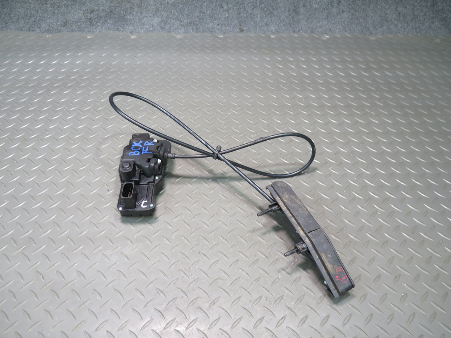 2004-2009 Cadillac XLR Right Passenger Side Door Lock Latch W/ Handle & Cable