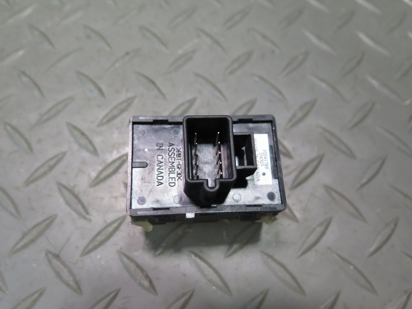 2004-2009 Cadillac XLR Ignition Starter Push Start Switch Button 10341789