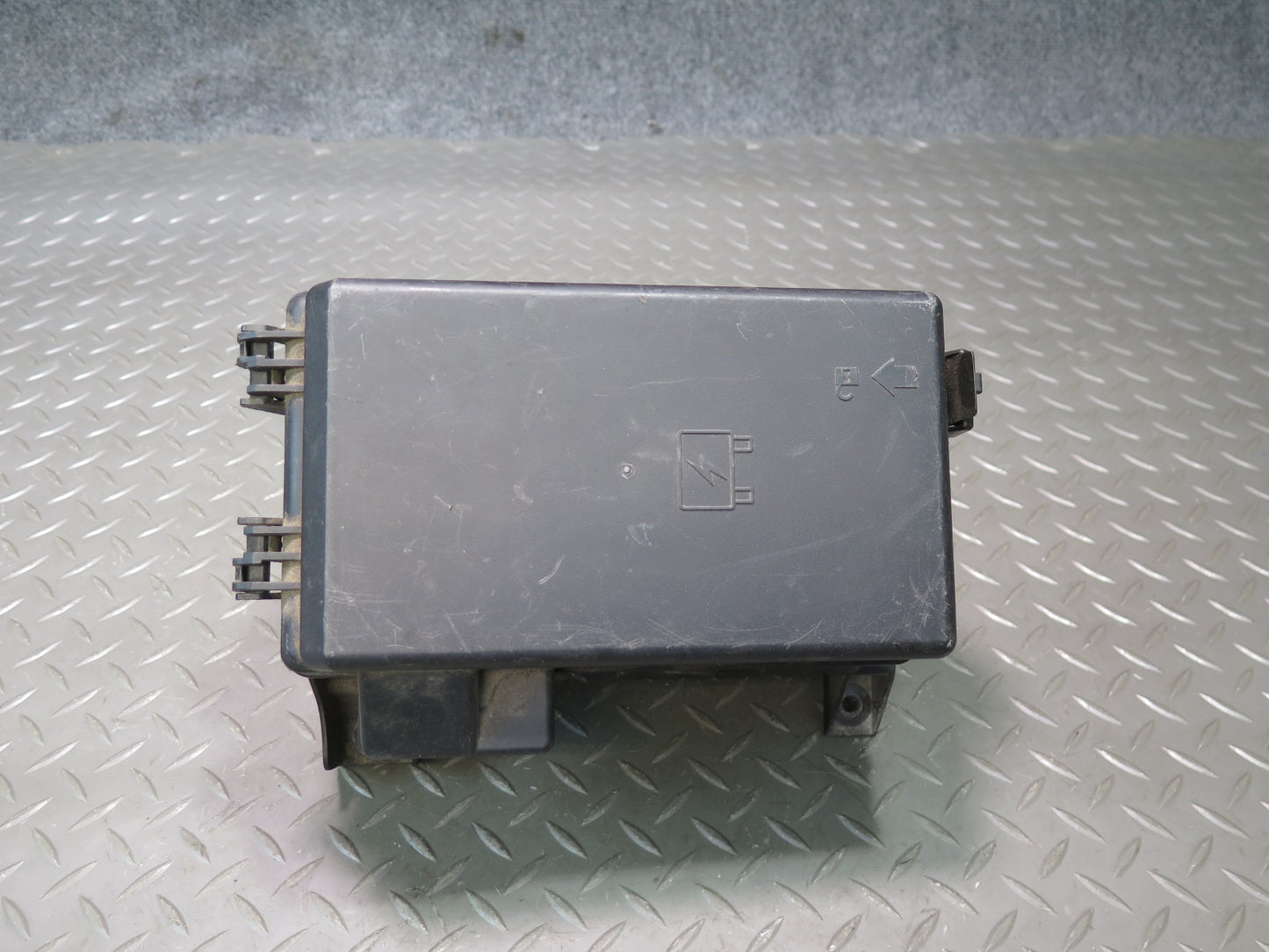 2004-2008 Cadillac XLR Under Hood Relay Fuse Box Unit Assembly
