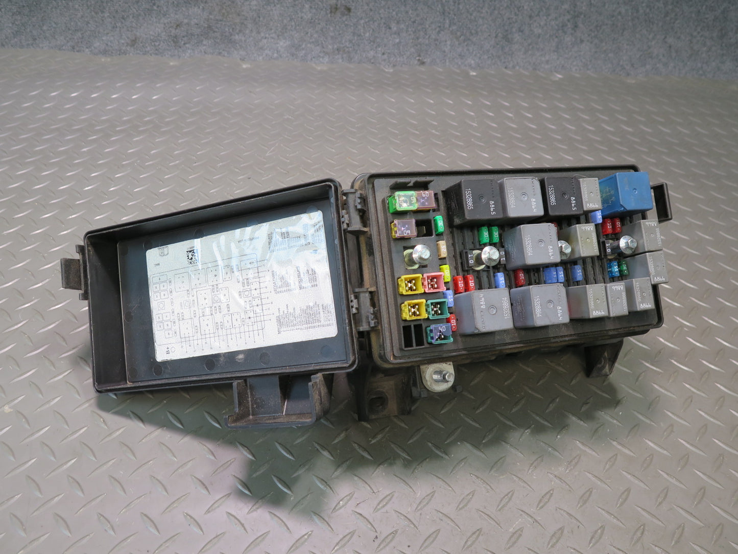 2004-2008 Cadillac XLR Under Hood Relay Fuse Box Unit Assembly