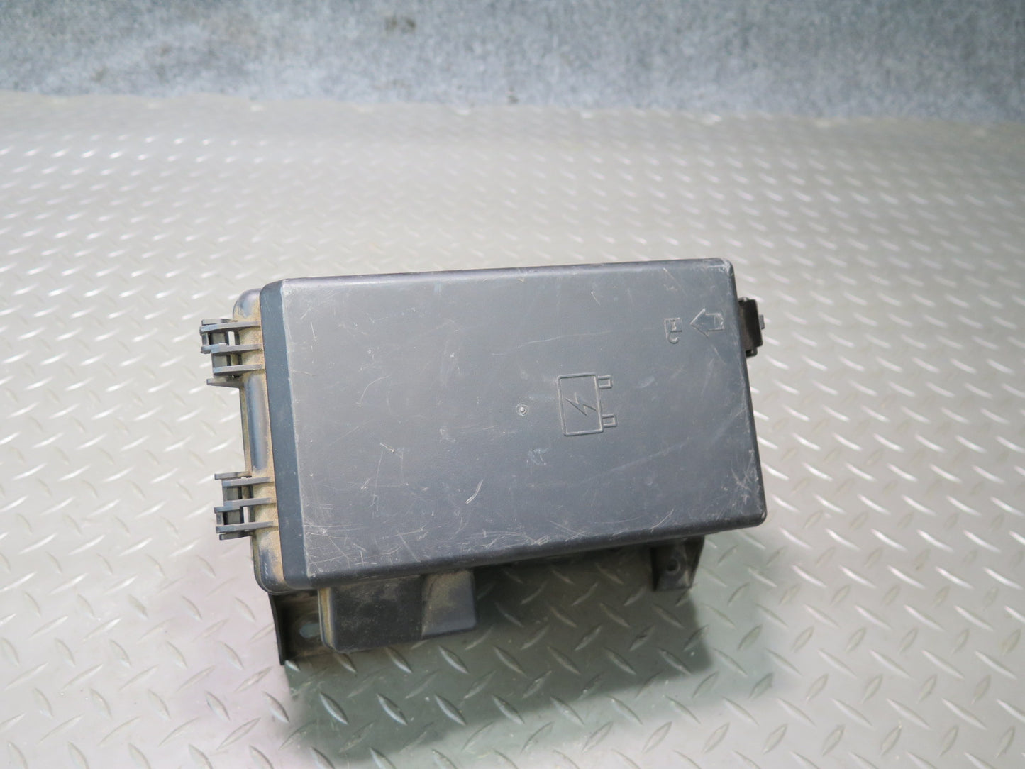 2004-2008 Cadillac XLR Under Hood Relay Fuse Box Unit Assembly