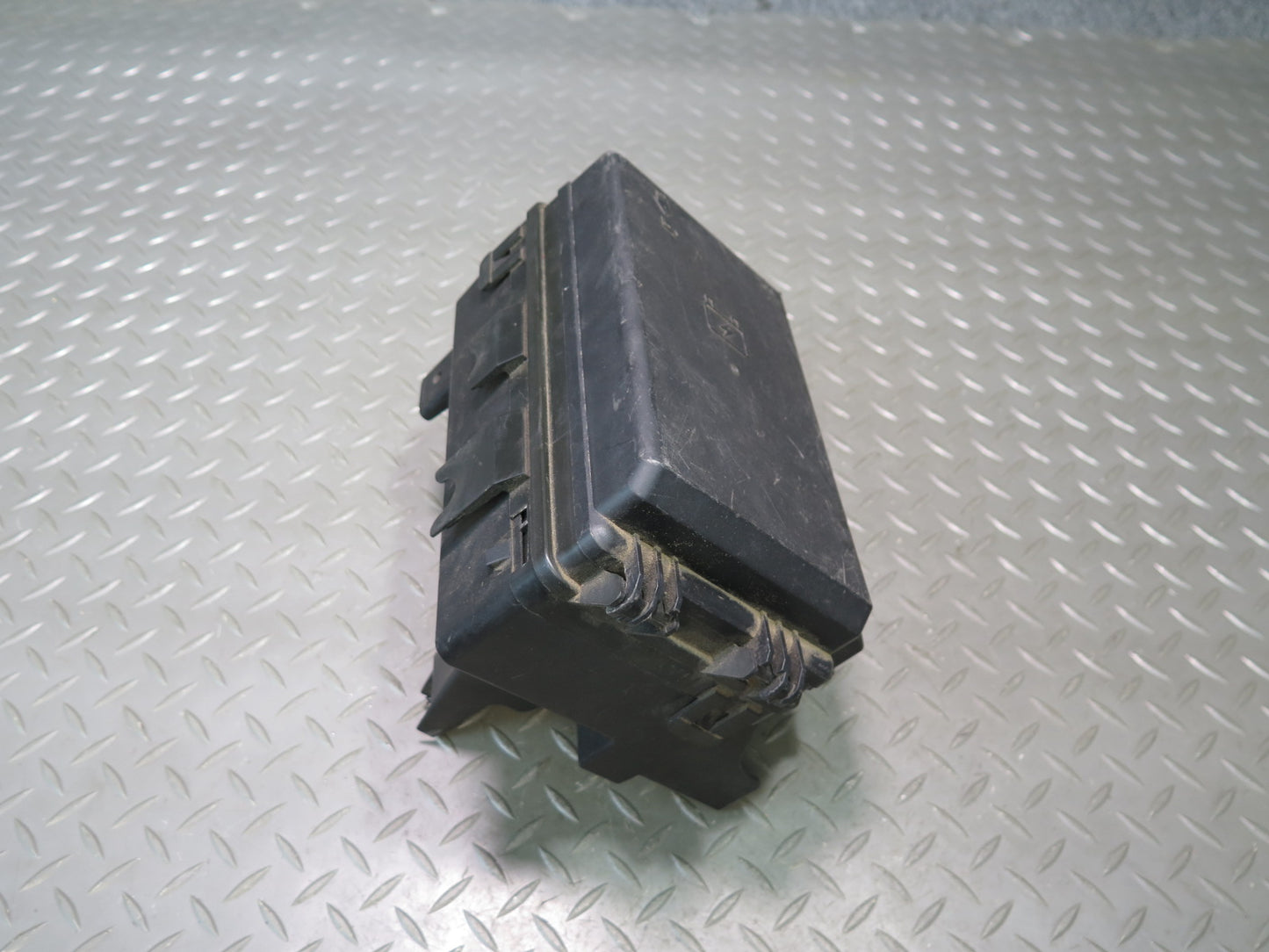 2004-2008 Cadillac XLR Under Hood Relay Fuse Box Unit Assembly
