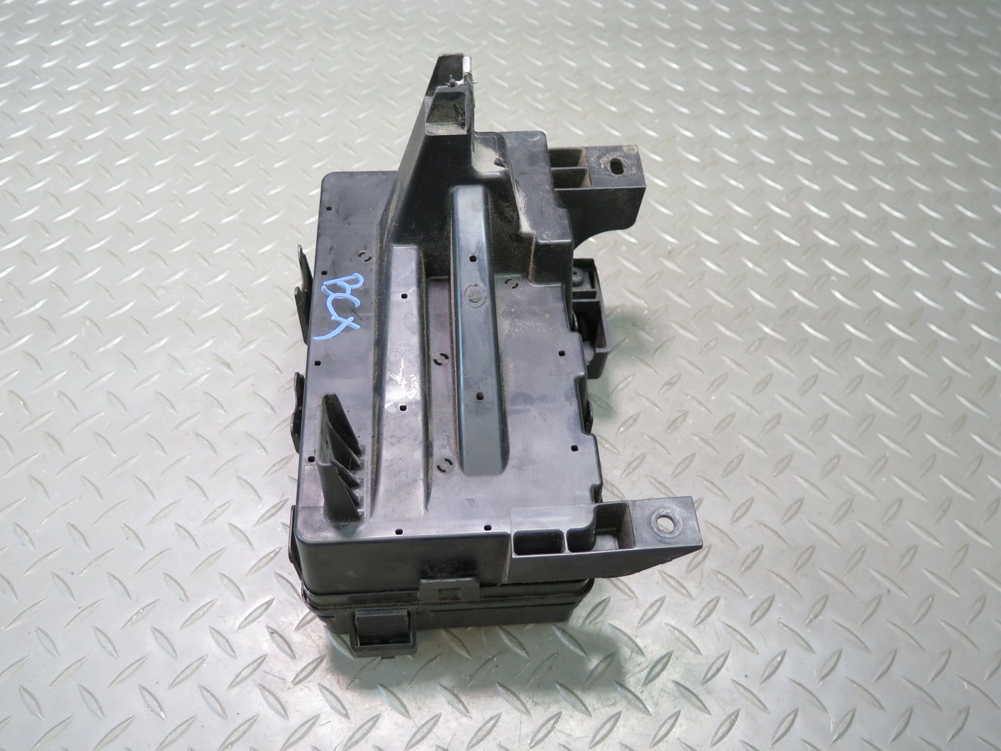 2004-2008 Cadillac XLR Under Hood Relay Fuse Box Unit Assembly