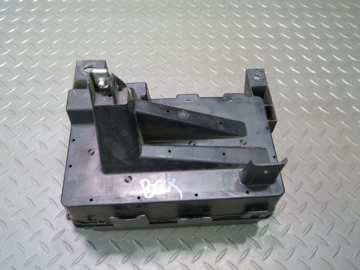 2004-2008 Cadillac XLR Under Hood Relay Fuse Box Unit Assembly