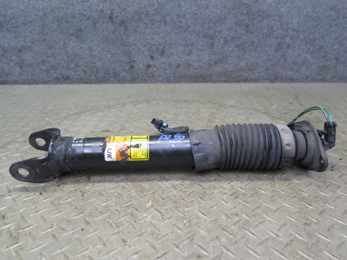 2004-2005 Cadillac XLR Rear Right & Left Side Shock Strut Absorber Set