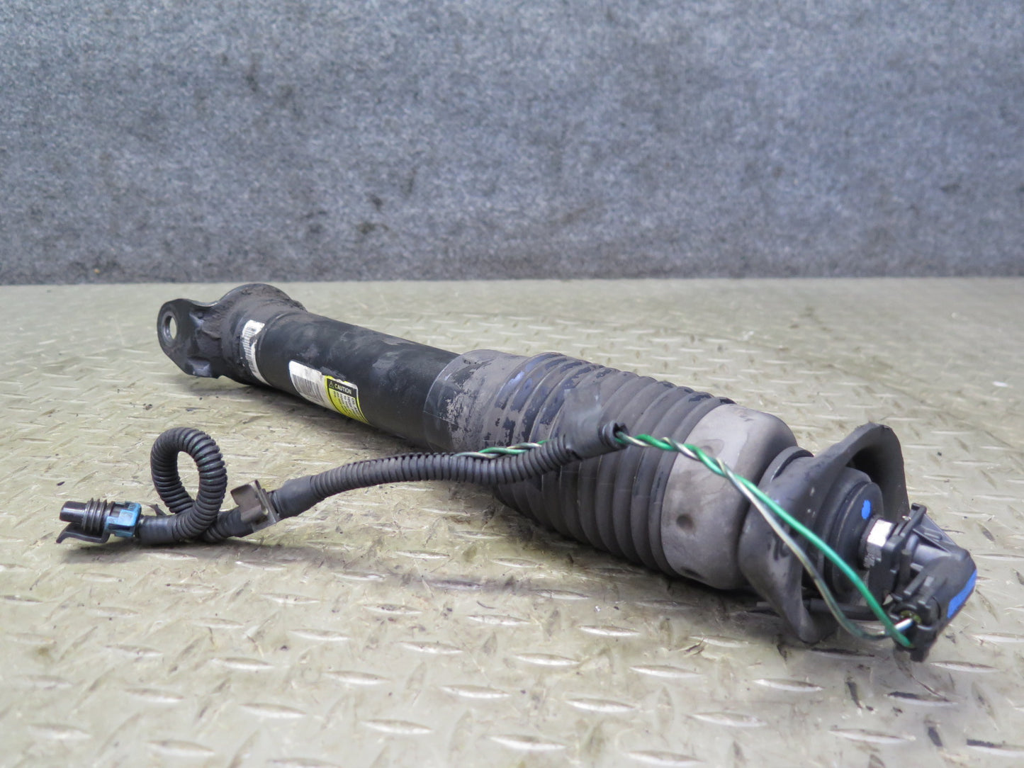 2004-2005 Cadillac XLR Rear Right & Left Side Shock Strut Absorber Set