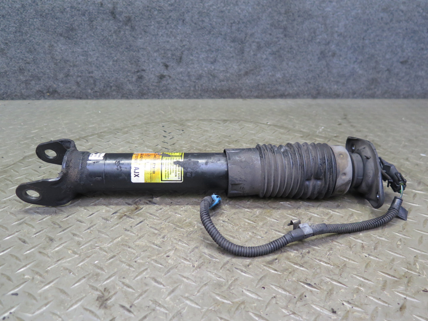2004-2005 Cadillac XLR Rear Right & Left Side Shock Strut Absorber Set