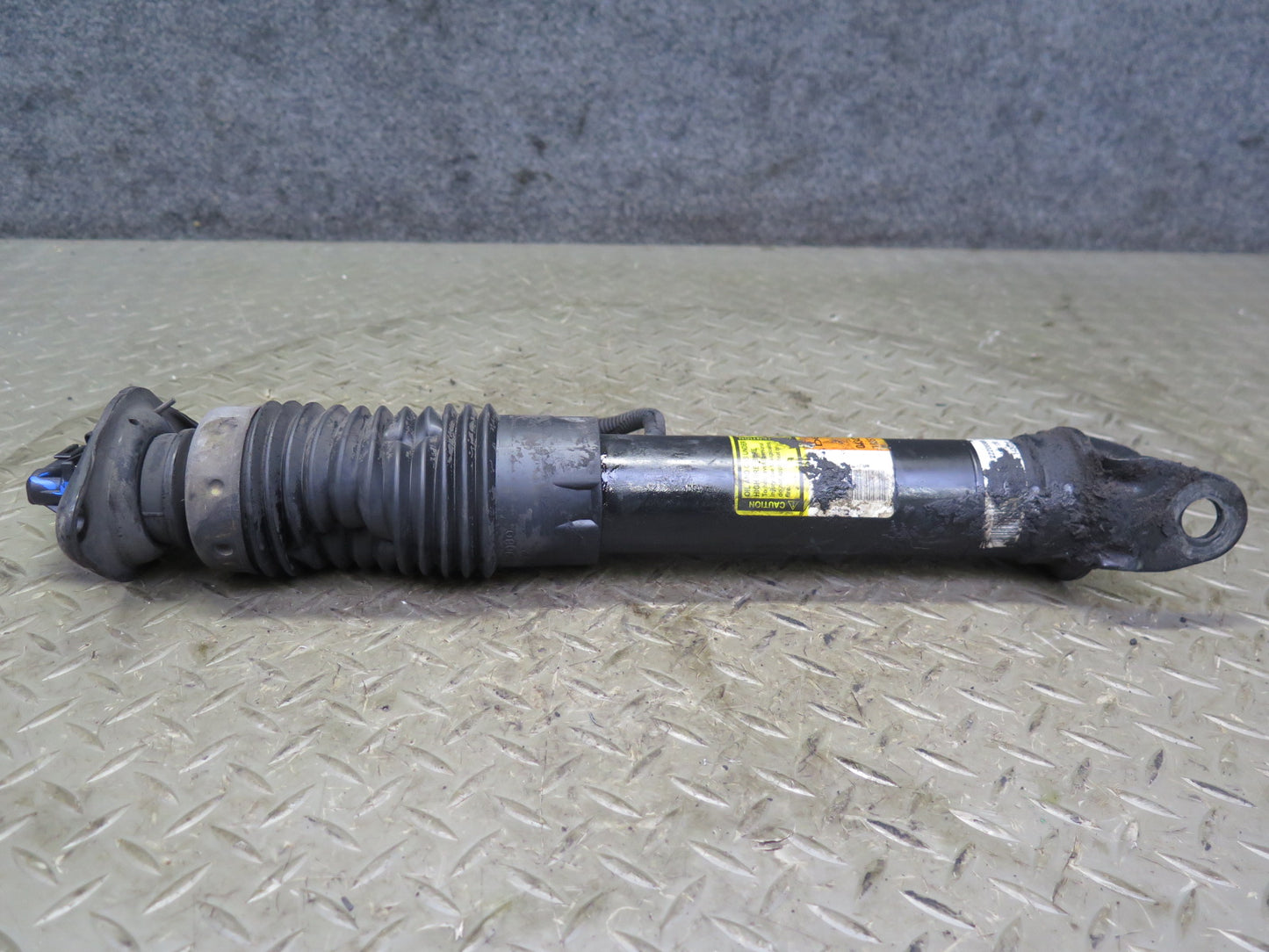 2004-2005 Cadillac XLR Rear Right & Left Side Shock Strut Absorber Set