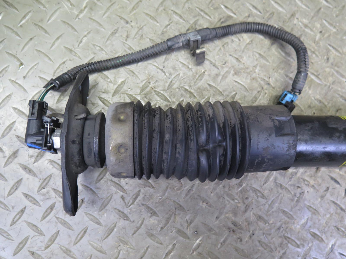 2004-2005 Cadillac XLR Rear Right & Left Side Shock Strut Absorber Set