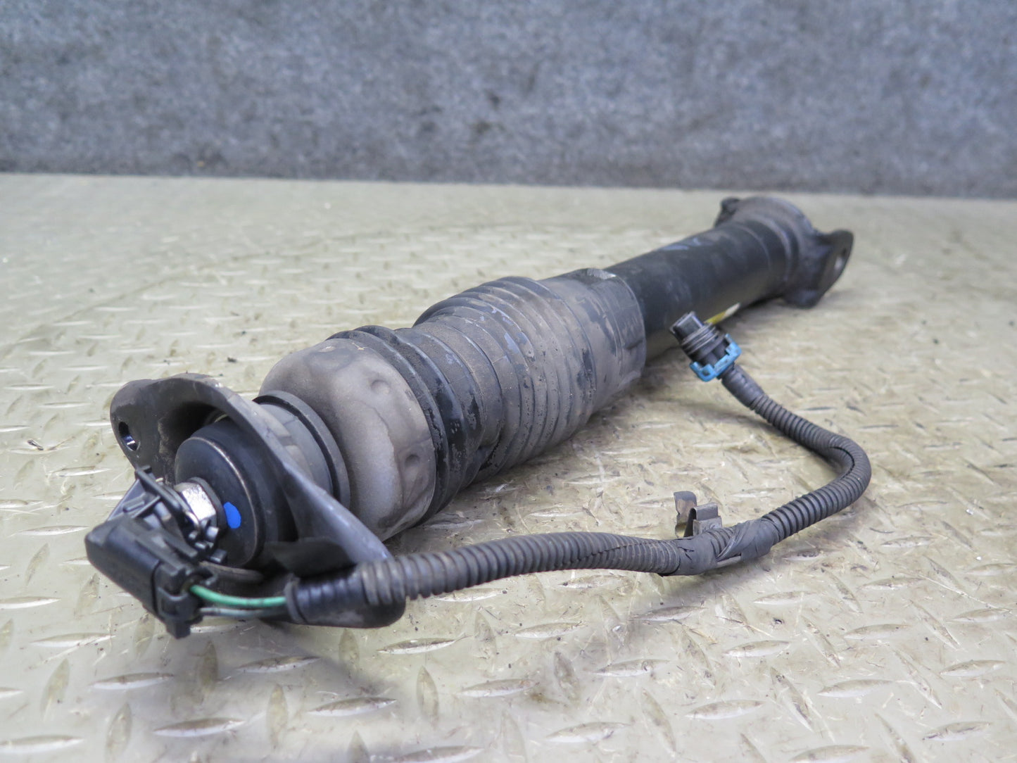 2004-2005 Cadillac XLR Rear Right & Left Side Shock Strut Absorber Set