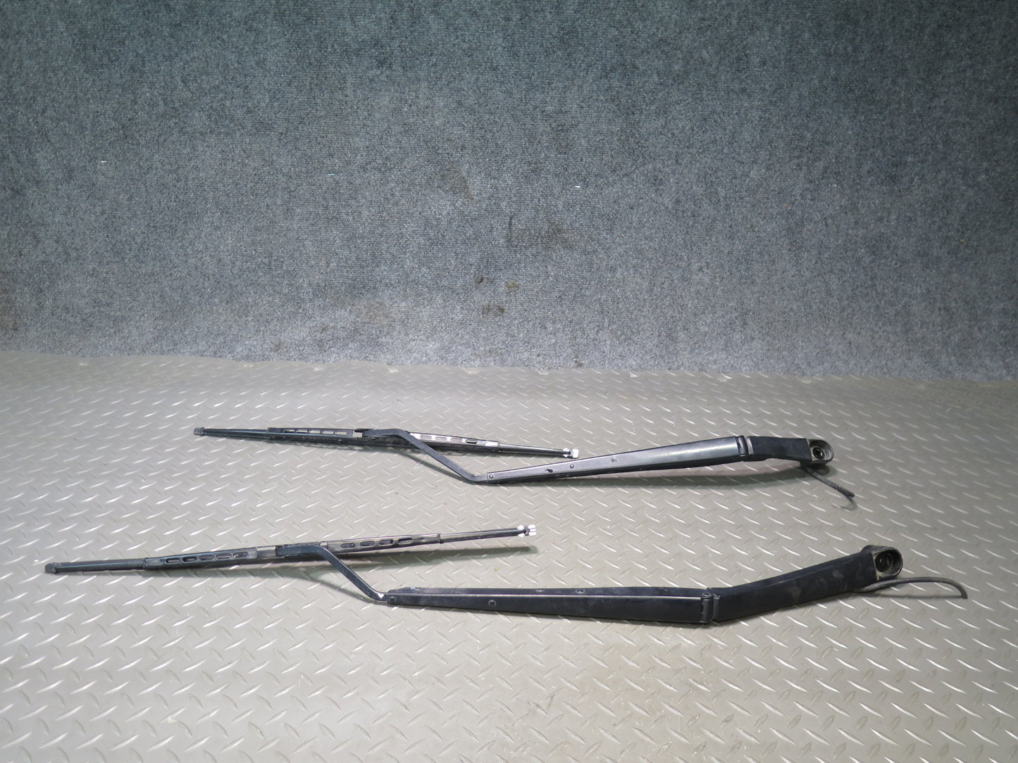 2004-2009 Cadillac XLR Front Left & Right Windshield Wiper Arm Set of 2