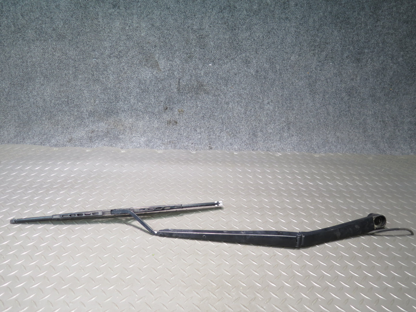 2004-2009 Cadillac XLR Front Left & Right Windshield Wiper Arm Set of 2