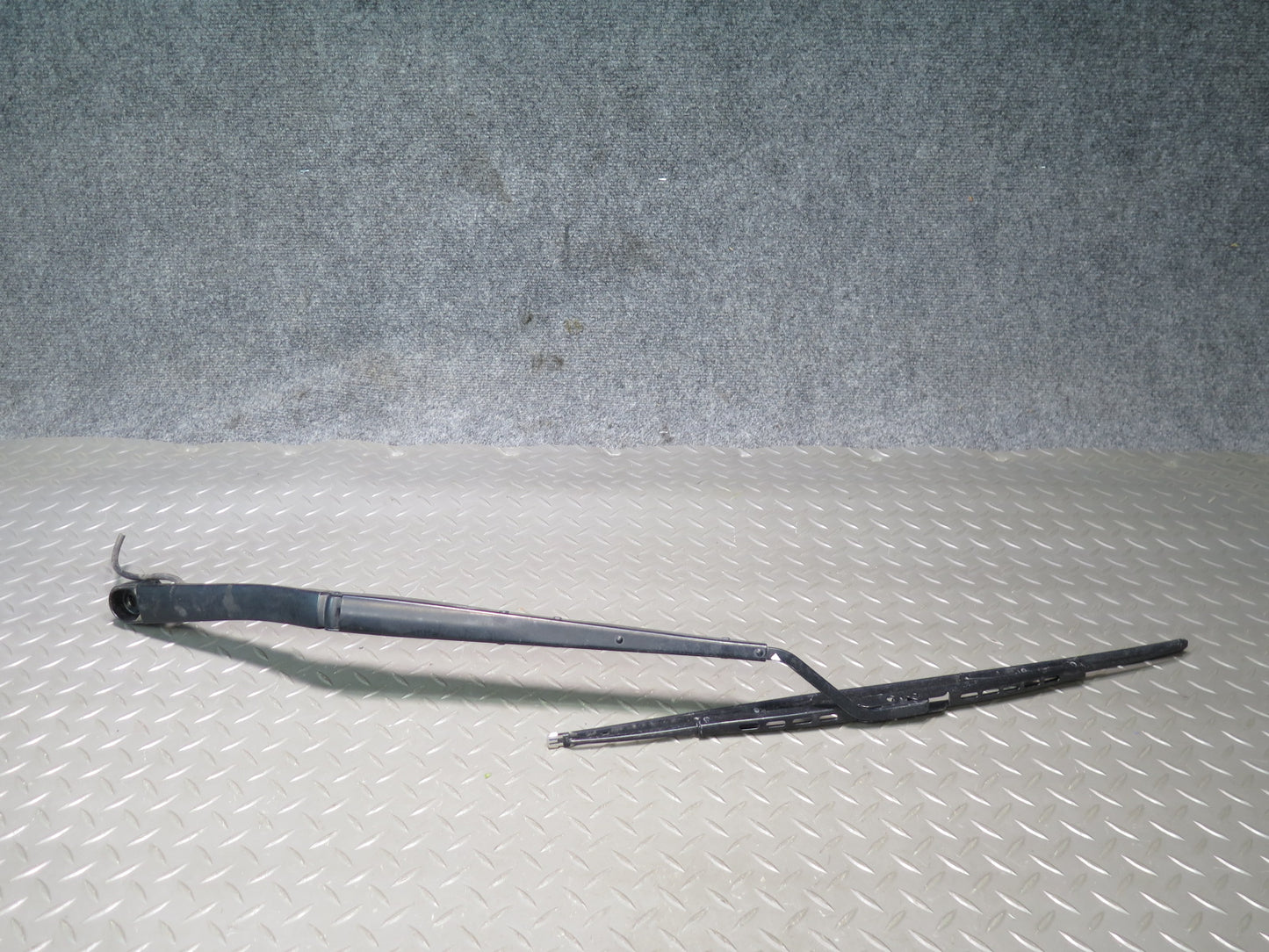2004-2009 Cadillac XLR Front Left & Right Windshield Wiper Arm Set of 2