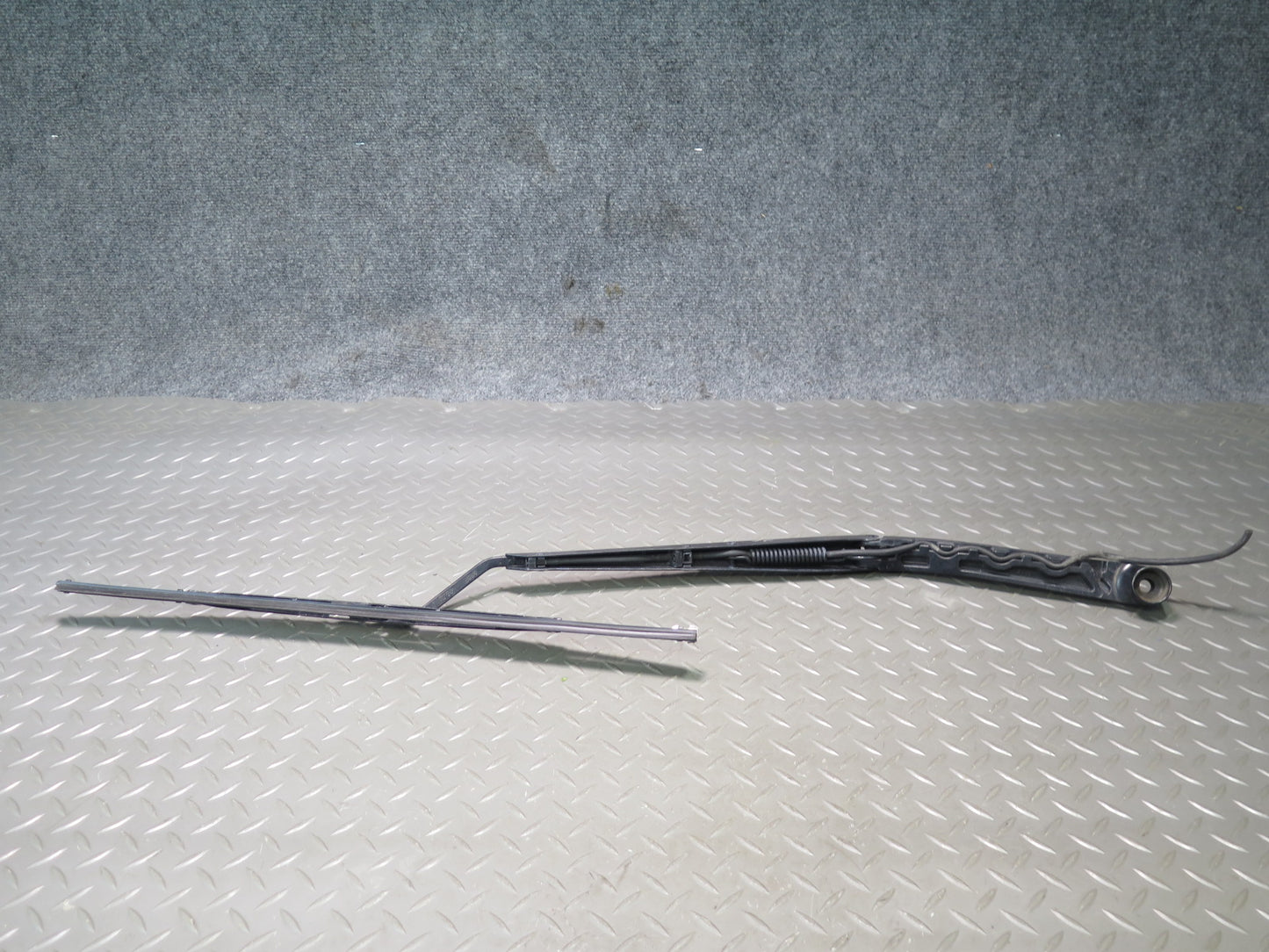 2004-2009 Cadillac XLR Front Left & Right Windshield Wiper Arm Set of 2