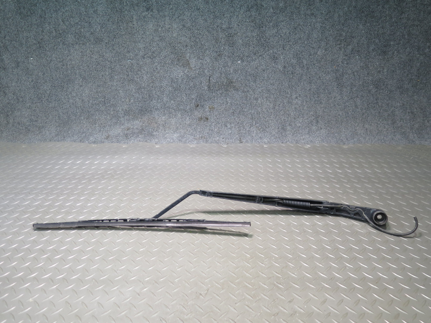 2004-2009 Cadillac XLR Front Left & Right Windshield Wiper Arm Set of 2