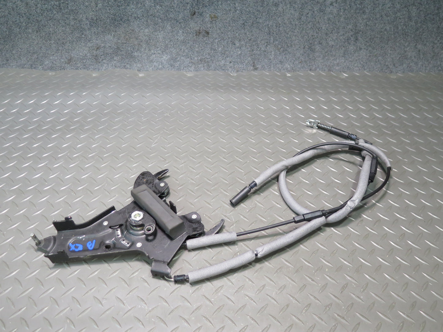 2004-2009 Cadillac XLR Convertible TOP Roof Center Lock Latch W/ Cable