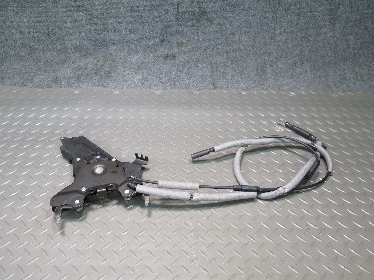 2004-2009 Cadillac XLR Convertible TOP Roof Center Lock Latch W/ Cable